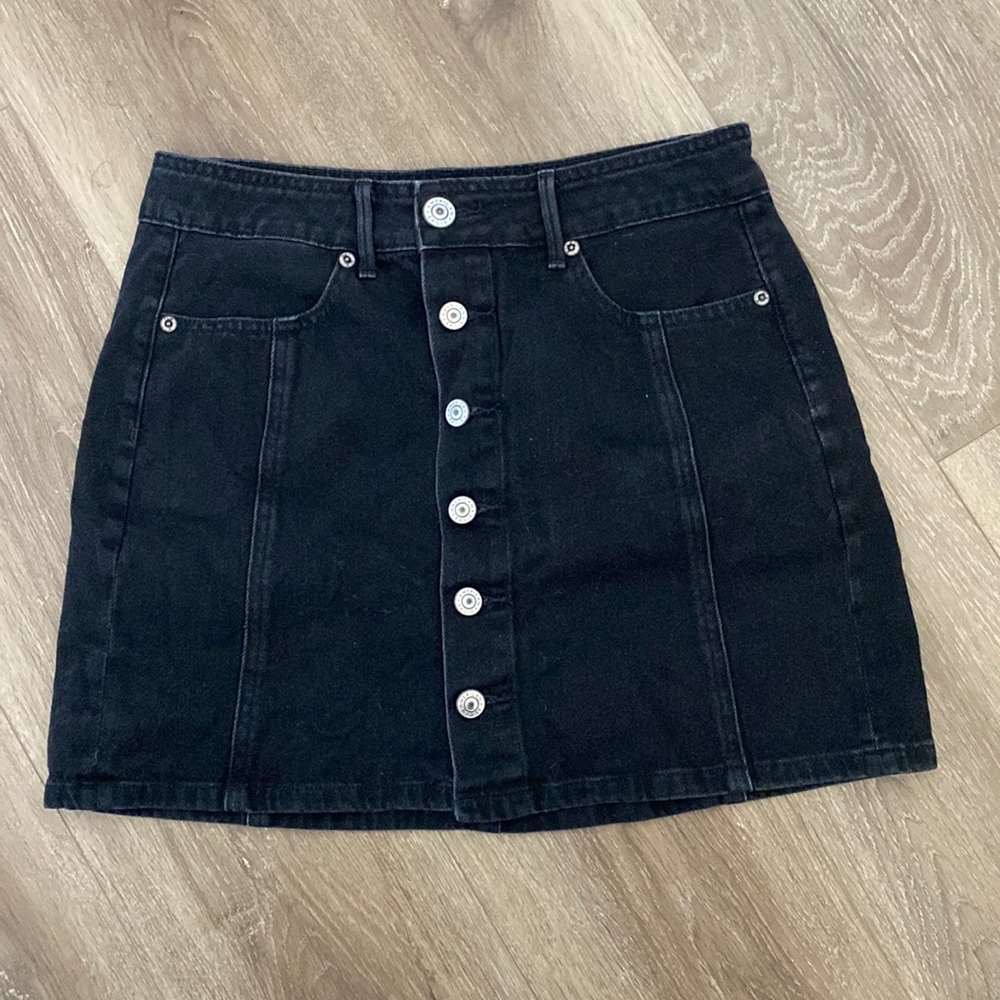 American Eagle. Size 4. Black.